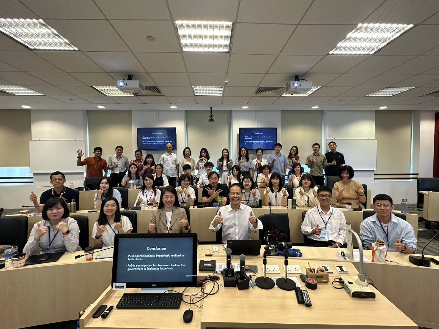 師生與李光耀學院師生交流合影