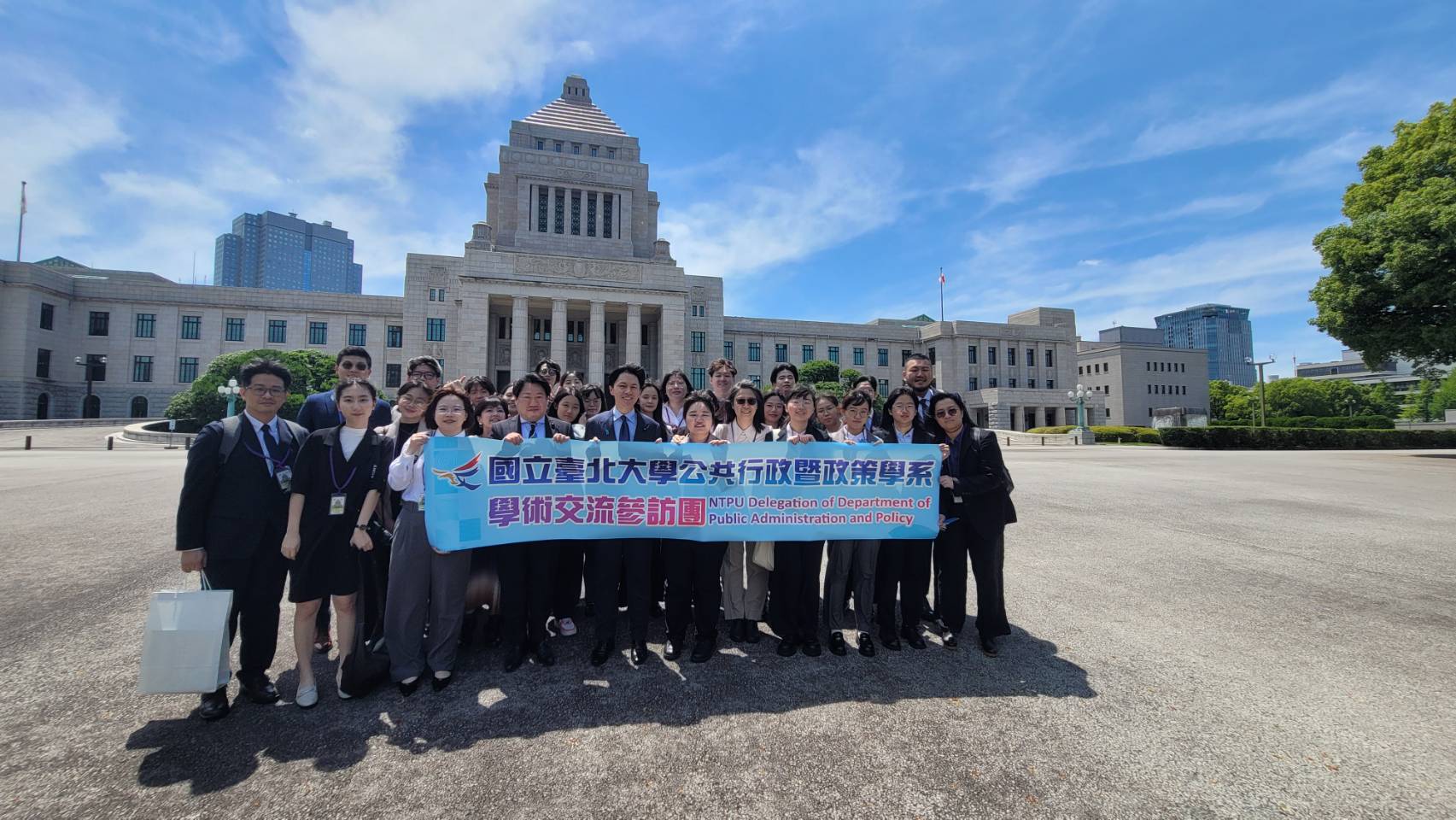 公行系師生與大空幸星眾議員及坂本龍太郎眾議員於日本國會前合影